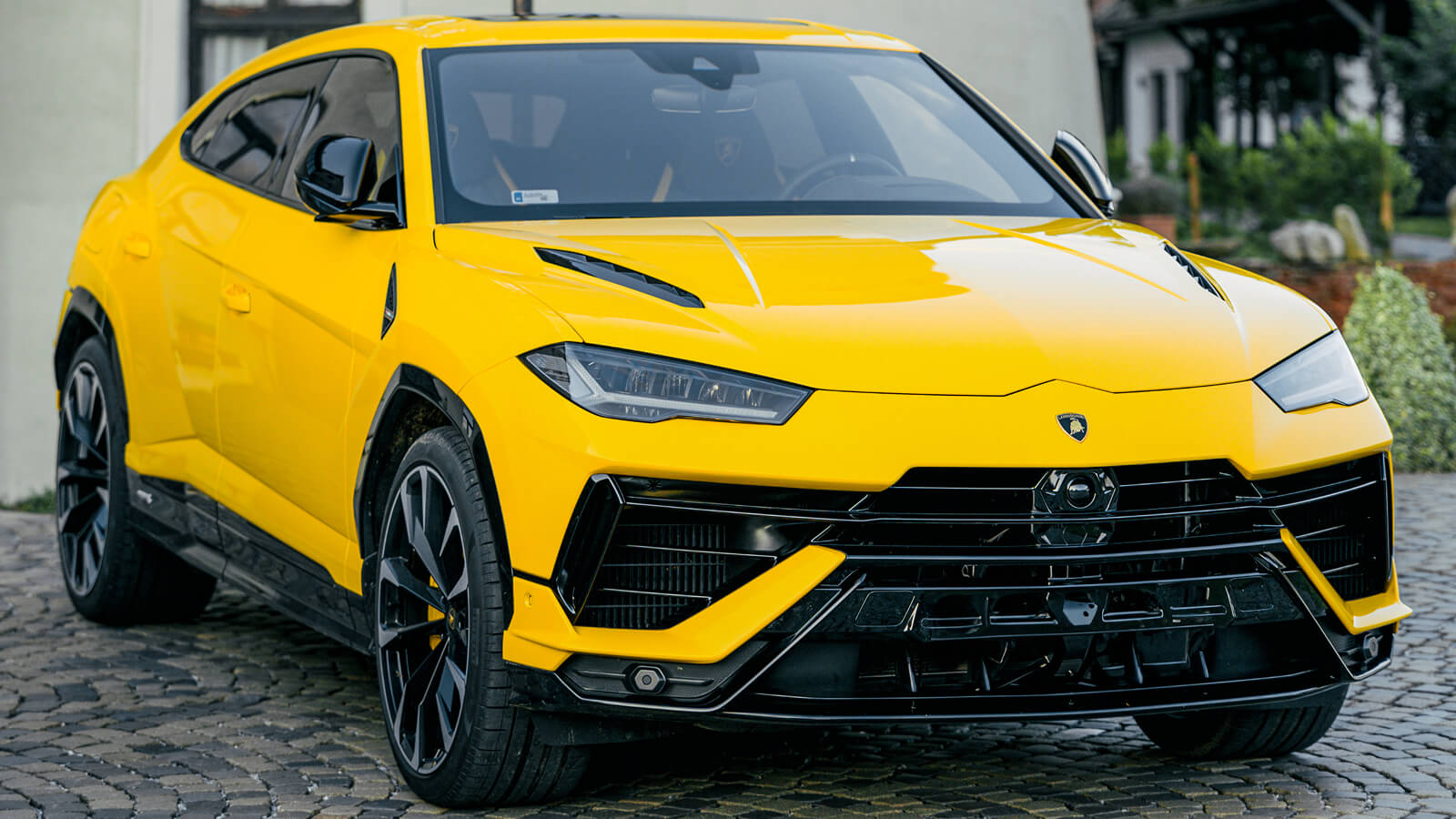 lamborghini urus photo 2